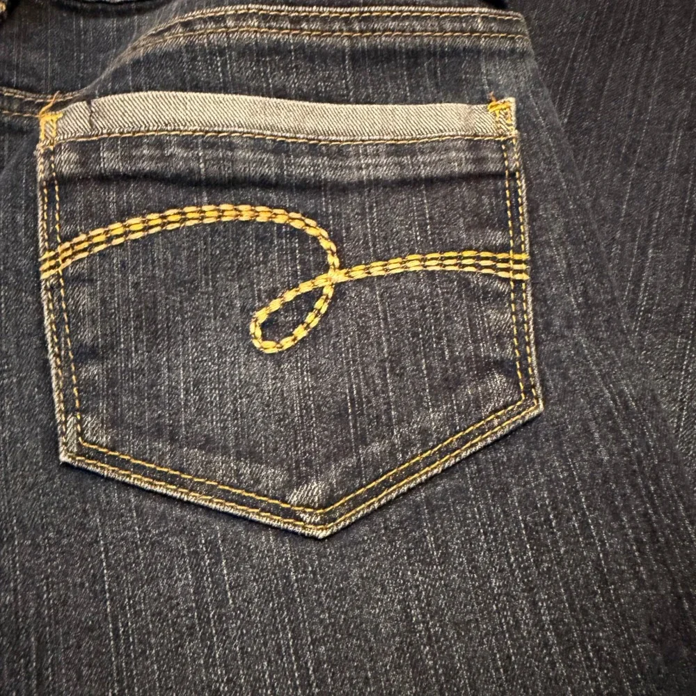 Justice Girls Dark Wash Denim Capri Jeans Yellow Heart Embroidery Cropped Pants
